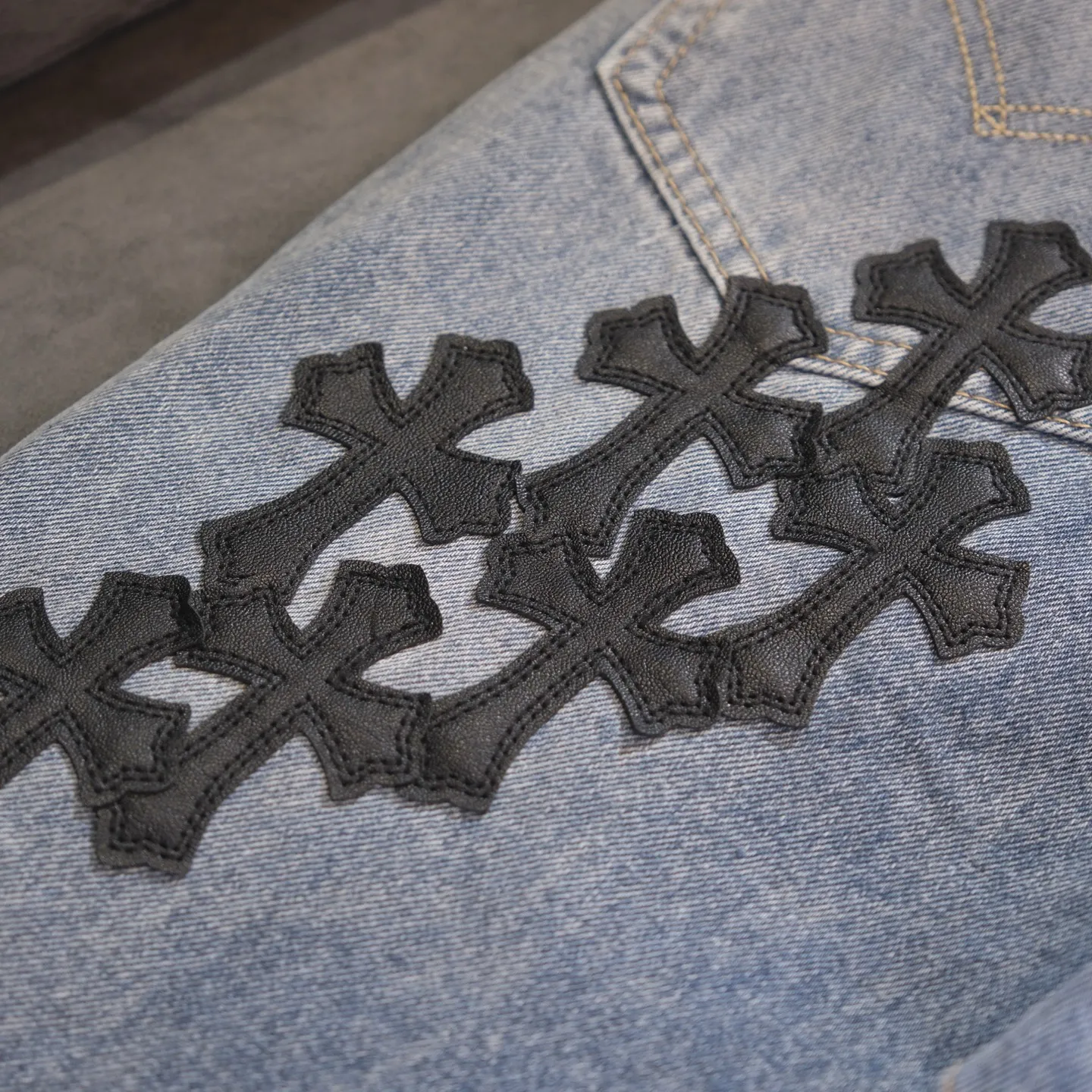 P290 Chrome Hearts Gallery co-branded limited-edition cross-flared flared jeans are a hot item this season and are sought after by countless celebrities and fashionistas. The neat details of the cutting process add color to the playful fashion! The neat and meticulous design, and the well-fitting structure is unique. The upper body not only has outstanding recognition, but also looks younger and younger. A style with the ultimate wearing meaning and performance, gorgeous color matching, and the craftsmanship of this style is also extremely extraordinary. After the finished product is washed, it is disassembled and hand-made with sheepskin cross leather and then spliced ​​together to complete. The whole piece has too many craftsmanship to describe. It is decorated with patchwork cross flowers and high-waisted washed jeans! ! Absolutely high-end luxury product, a god-level single product, a super popular product, made with top heavy industry, a magic weapon that cannot be missed to hit the streets. Size: 28 30 32 34 36 Color: blue
